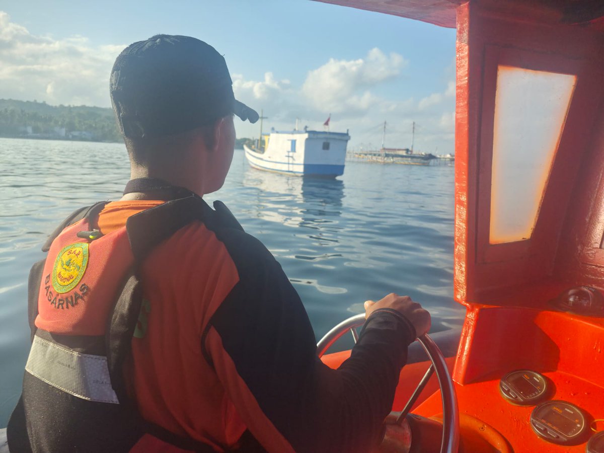 HumasSARKendari's tweet photo. Bombana 08/06 -- Tim SAR gabungan melanjutkan Ops SAR hari ke- 3 terhadap 1 org nelayan yg hilang disekitar perairan boepinang desa larete kecamatan poleang tenggara
#basarnaskendari
#timsargabungan
#possarkolaka
#anoarescue304
#humassar304 https://t.co/AmGPOxGFQq