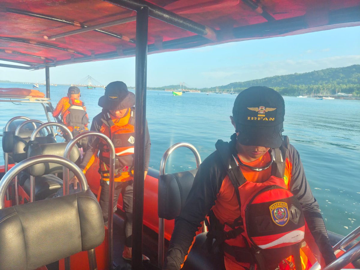 HumasSARKendari's tweet photo. Bombana 08/06 -- Tim SAR gabungan melanjutkan Ops SAR hari ke- 3 terhadap 1 org nelayan yg hilang disekitar perairan boepinang desa larete kecamatan poleang tenggara
#basarnaskendari
#timsargabungan
#possarkolaka
#anoarescue304
#humassar304 https://t.co/AmGPOxGFQq
