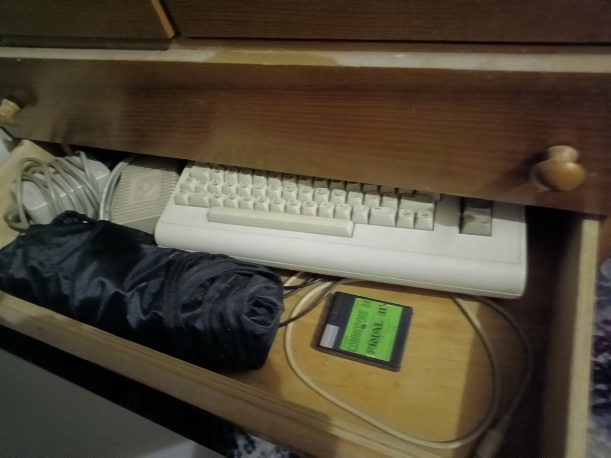 FantomasPL's tweet photo. @MrWhitie Wstalem i zrobiłem zdjęcie swojego c64. Tez Pan sir wykaż jakoś 🤣 https://t.co/aNLBQruPVC