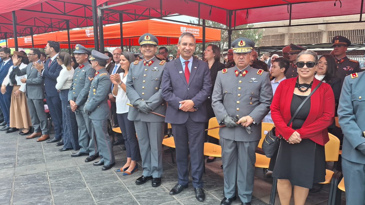 Alberto_Soto_V's tweet photo. El Comisionado Presidencial para la Macrozona Norte, Alberto Soto Valenzuela, participó en el desfile cívico-militar conmemorativo del 146° aniversario del Asalto y Toma del Morro de Arica, ceremonia encabezada por el Presidente de la República, José Antonio Kast y que reunió a autoridades nacionales, regionales, parlamentarias y representantes de las Fuerzas Armadas y de Orden.

La actividad contó también con la presencia del ministro de Defensa Nacional, el biministro de Obras Públicas y Transportes y el Comandante en Jefe del Ejército. En una jornada marcada por el reconocimiento a quienes forjaron la historia de Chile y a quienes hoy resguardan su soberanía, se reafirmó el compromiso del Estado con la seguridad, la presencia institucional y el fortalecimiento de la frontera norte, a través del trabajo coordinado de las distintas instituciones desplegadas en la Macrozona Norte.

#Chile #Arica #Parinacota #MorroDeArica #PlanFortalecimientoFronterizo