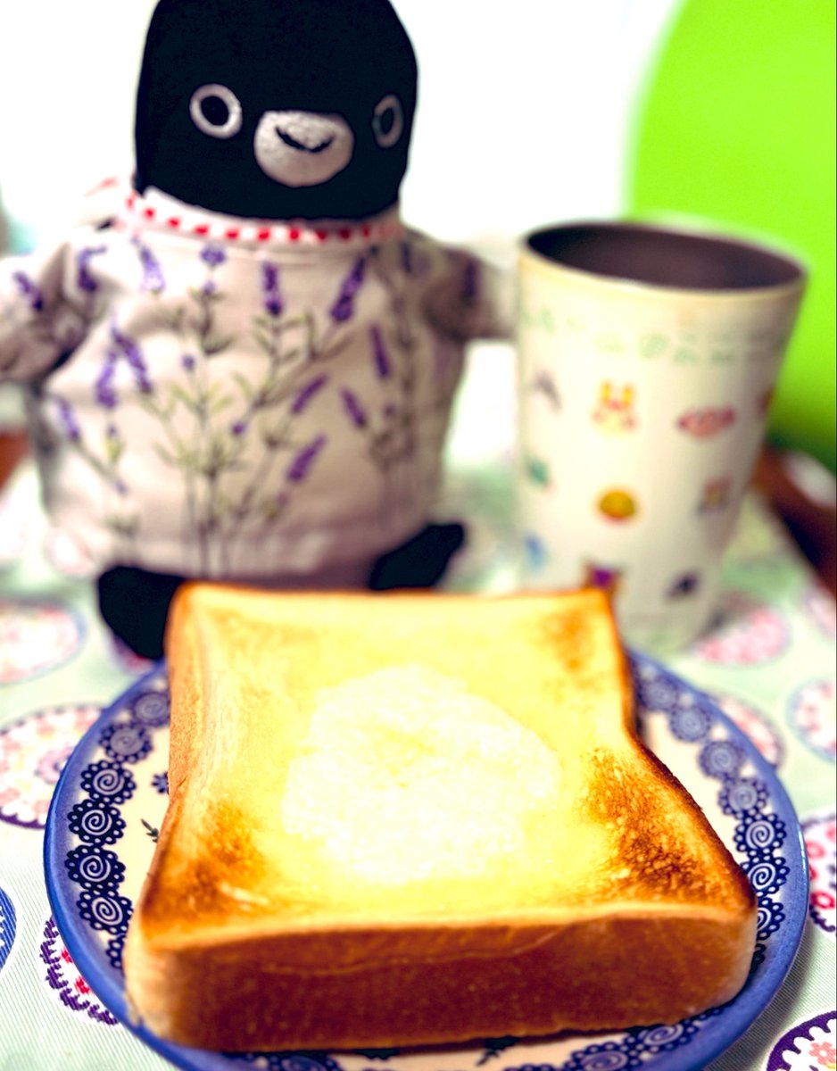 peko15mini's tweet photo. おはようございます
今朝はバタートーストだよ🍞🧈
昨日梅雨入りした模様☂️雨も大切
今週もよろしくお願いします🍀
#梅雨入り
#ポーリッシュポタリー https://t.co/5qOqDFRl6B