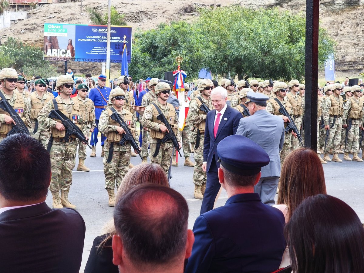 Alberto_Soto_V's tweet photo. El Comisionado Presidencial para la Macrozona Norte, Alberto Soto Valenzuela, participó en el desfile cívico-militar conmemorativo del 146° aniversario del Asalto y Toma del Morro de Arica, ceremonia encabezada por el Presidente de la República, José Antonio Kast y que reunió a autoridades nacionales, regionales, parlamentarias y representantes de las Fuerzas Armadas y de Orden.

La actividad contó también con la presencia del ministro de Defensa Nacional, el biministro de Obras Públicas y Transportes y el Comandante en Jefe del Ejército. En una jornada marcada por el reconocimiento a quienes forjaron la historia de Chile y a quienes hoy resguardan su soberanía, se reafirmó el compromiso del Estado con la seguridad, la presencia institucional y el fortalecimiento de la frontera norte, a través del trabajo coordinado de las distintas instituciones desplegadas en la Macrozona Norte.

#Chile #Arica #Parinacota #MorroDeArica #PlanFortalecimientoFronterizo