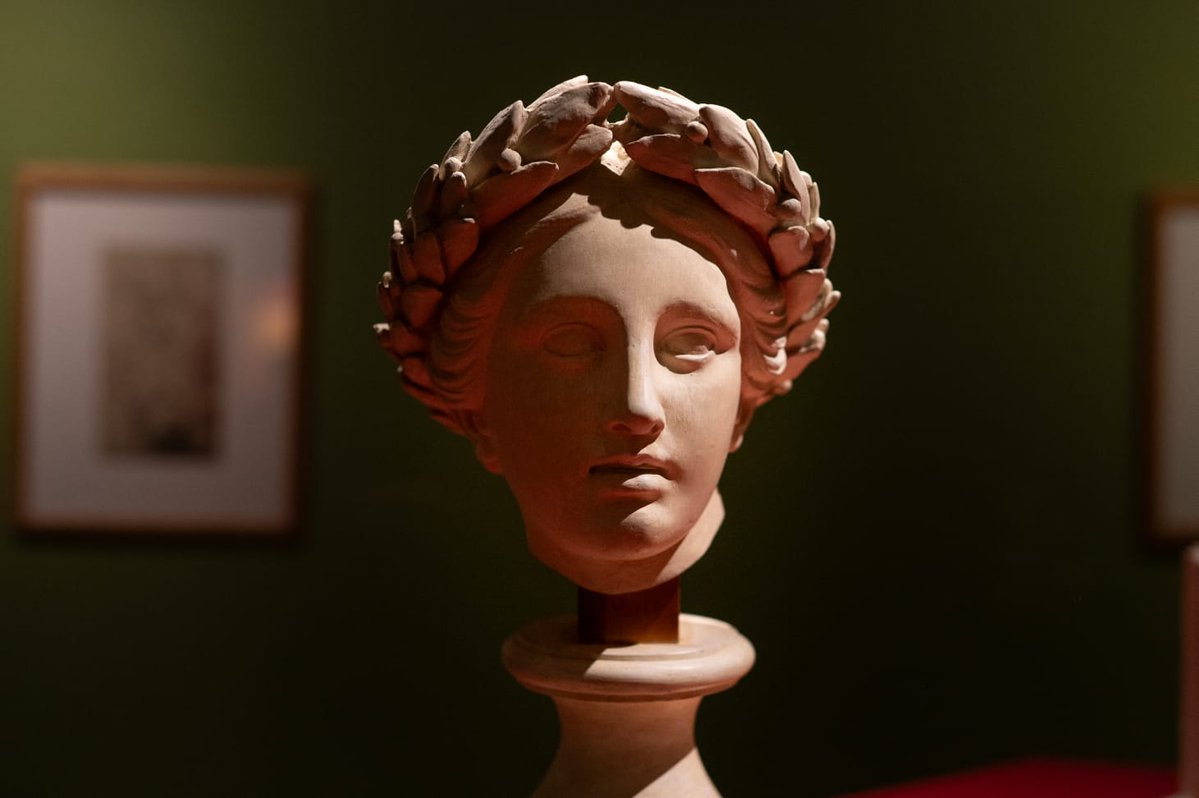 cultura_mx's tweet photo. ¿Cómo se construye la idea de un héroe? La exposición “El imaginario del cuerpo heroico y sus avatares” explora las representaciones del cuerpo humano desde el canon grecolatino hasta su permanencia en la cultura visual contemporánea. https://t.co/CeIPbR5ESe