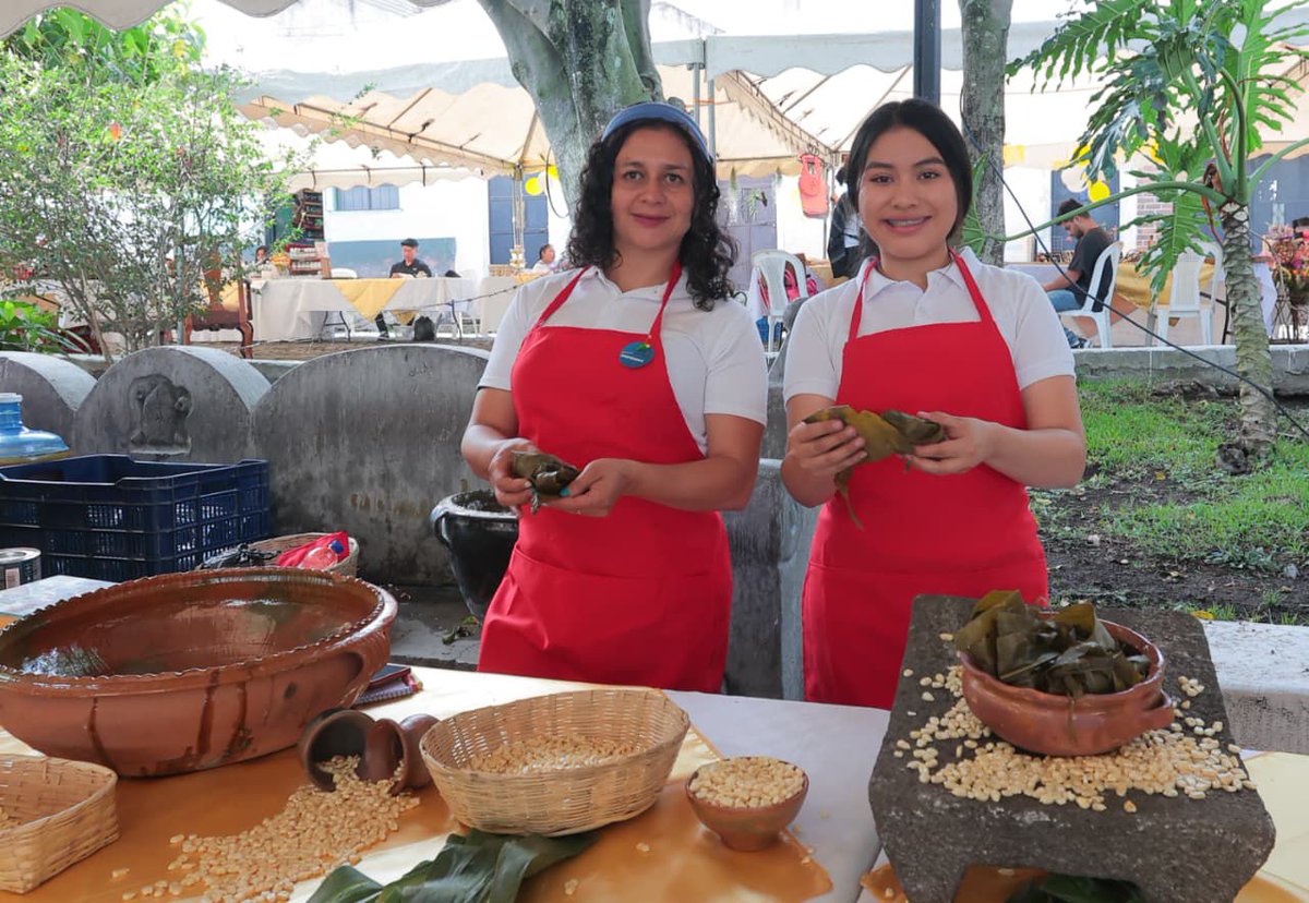 VICEMIPYME's tweet photo. Estamos en el segundo día del III Festival del Tayuyo y la Chicha Sampedrana, ven a la Plazuela de San Pedro Las Huertas, Antigua Guatemala. 

El Viceministerio de Desarrollo de la MIPYME impulsa el crecimiento del sector productivo del país.  

#GuatemalaProduceTodoLoBueno https://t.co/9vMps4sEh0