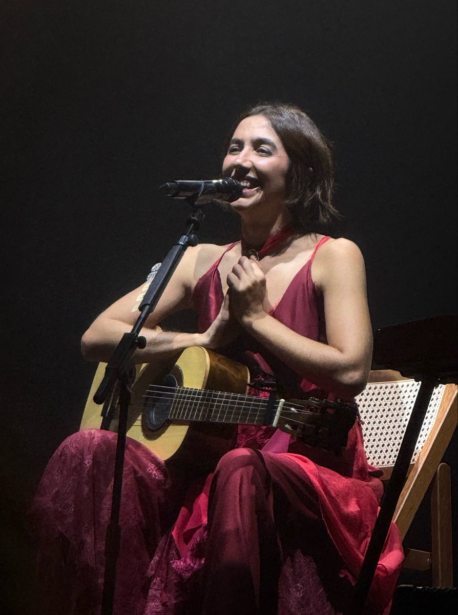 whoanavitt's tweet photo. a beleza delas estavam surreais no show de hoje ❤️ https://t.co/5VbZivHAdi