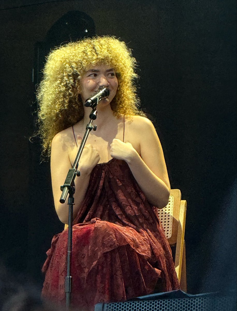 whoanavitt's tweet photo. a beleza delas estavam surreais no show de hoje ❤️ https://t.co/5VbZivHAdi