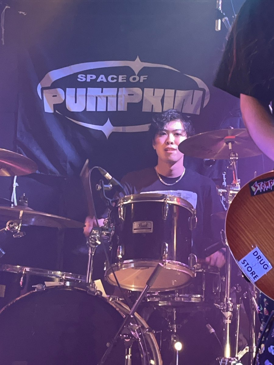 tetsu1523's tweet photo. 昨日の夕方はSpace of Pumpkinさん主催ライブat 代々木でBURUTA観てきた👀
めちゃカッコいいライブしてて痺れちゃったな〜✨本当にどんどんバンドが良くなっていくのが分かって楽しそうに演ってるのが観られて幸せ〜✨持ち時間を余すことなくBURUTAの音楽を届けてくれて嬉しかったね☺️ https://t.co/Lfo0HFS3ut