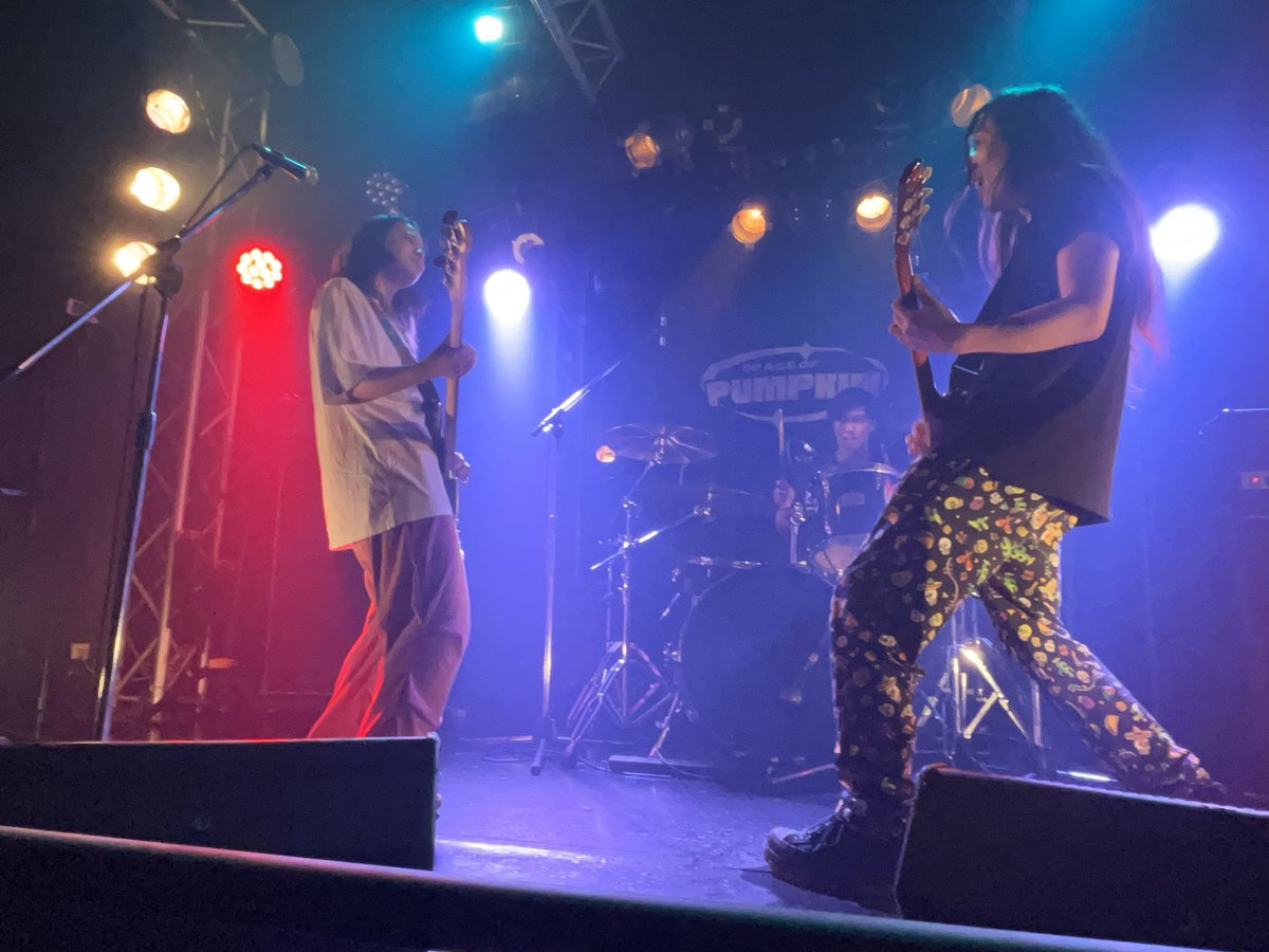 tetsu1523's tweet photo. 昨日の夕方はSpace of Pumpkinさん主催ライブat 代々木でBURUTA観てきた👀
めちゃカッコいいライブしてて痺れちゃったな〜✨本当にどんどんバンドが良くなっていくのが分かって楽しそうに演ってるのが観られて幸せ〜✨持ち時間を余すことなくBURUTAの音楽を届けてくれて嬉しかったね☺️ https://t.co/Lfo0HFS3ut