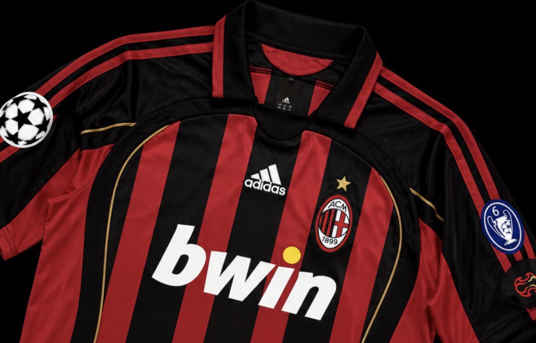 Top4_fb's tweet photo. Top 4 ( ac Milan kits 👕 ) of all time https://t.co/hE1en7vPKh