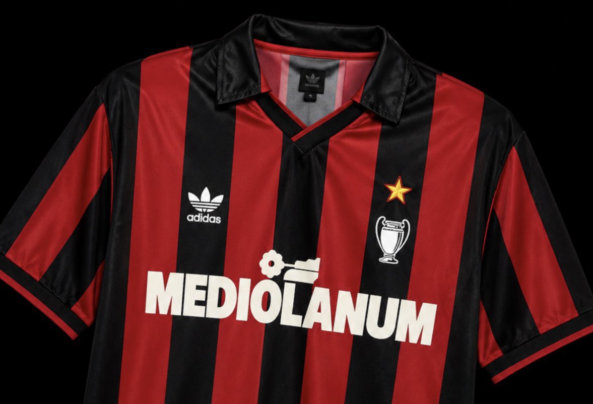 Top4_fb's tweet photo. Top 4 ( ac Milan kits 👕 ) of all time https://t.co/hE1en7vPKh