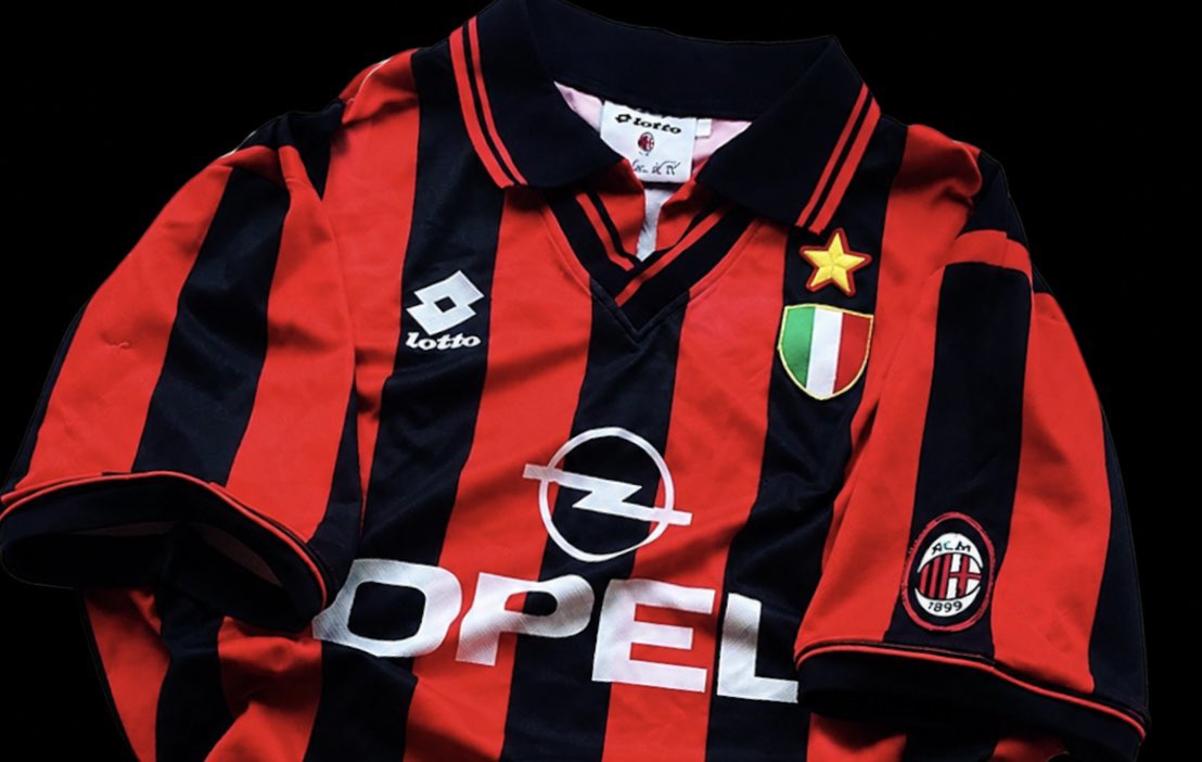 Top4_fb's tweet photo. Top 4 ( ac Milan kits 👕 ) of all time https://t.co/hE1en7vPKh