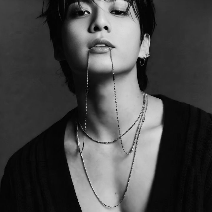 hyunki_archive's tweet photo. 𝕬𝖗𝖈𝖍𝖎𝖛𝖊_𝟶𝟶𝟺: 𝕾𝖊𝖉𝖚𝖈𝖈𝖎𝖔́𝖓 𝕸𝖊𝖙𝖆́𝖑𝖎𝖈𝖆. ⛓️🌑
— 𝘜𝘯 𝘫𝘶𝘦𝘨𝘰 𝘥𝘦 𝘭𝘶𝘤𝘦𝘴 𝘺 𝘤𝘢𝘥𝘦𝘯𝘢𝘴.
— 𝘓𝘢 𝘯𝘰𝘤𝘩𝘦 𝘮𝘦 𝘱𝘦𝘳𝘵𝘦𝘯𝘦𝘤𝘦.
𝕸𝖚𝖊́𝖗𝖉𝖊𝖒𝖊 𝖞 𝖉𝖊́𝘫𝖆𝖒𝖊 𝖒𝖆𝖗𝖐𝖆.
#Fakeland #HyunKiArchive #DarkVisual #FetishAesthetic #BlackAndWhite https://t.co/sLxQ24Q6VH