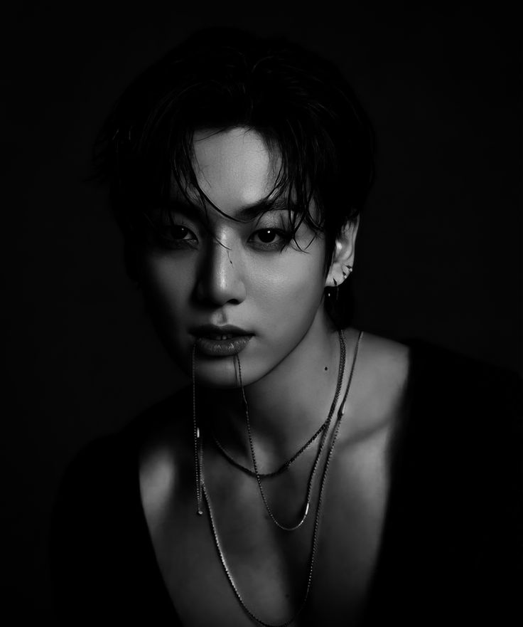 hyunki_archive's tweet photo. 𝕬𝖗𝖈𝖍𝖎𝖛𝖊_𝟶𝟶𝟺: 𝕾𝖊𝖉𝖚𝖈𝖈𝖎𝖔́𝖓 𝕸𝖊𝖙𝖆́𝖑𝖎𝖈𝖆. ⛓️🌑
— 𝘜𝘯 𝘫𝘶𝘦𝘨𝘰 𝘥𝘦 𝘭𝘶𝘤𝘦𝘴 𝘺 𝘤𝘢𝘥𝘦𝘯𝘢𝘴.
— 𝘓𝘢 𝘯𝘰𝘤𝘩𝘦 𝘮𝘦 𝘱𝘦𝘳𝘵𝘦𝘯𝘦𝘤𝘦.
𝕸𝖚𝖊́𝖗𝖉𝖊𝖒𝖊 𝖞 𝖉𝖊́𝘫𝖆𝖒𝖊 𝖒𝖆𝖗𝖐𝖆.
#Fakeland #HyunKiArchive #DarkVisual #FetishAesthetic #BlackAndWhite https://t.co/sLxQ24Q6VH