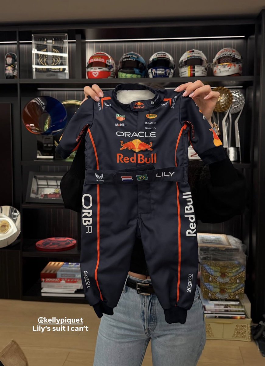 MaxArgento33's tweet photo. LILY TIENE UN MONO DE RED BULL 😭😭🧡

Con la bandera de Holanda y Brasil !! https://t.co/VhDsXnPTN0