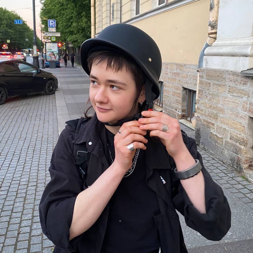 annd_less's tweet photo. [Товарищ купил мопед, попросила у него померить каску] https://t.co/iX9d47VH3Q