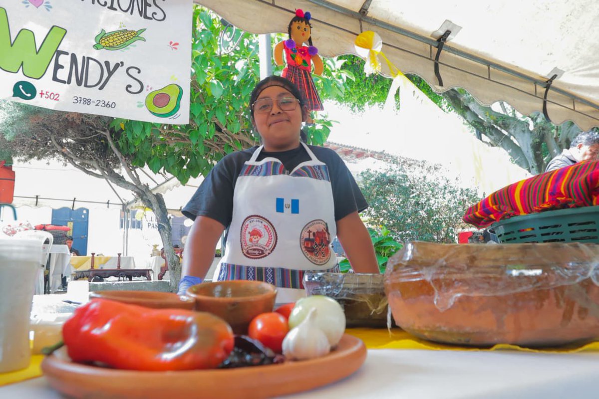 VICEMIPYME's tweet photo. Estamos en el segundo día del III Festival del Tayuyo y la Chicha Sampedrana, ven a la Plazuela de San Pedro Las Huertas, Antigua Guatemala. 

El Viceministerio de Desarrollo de la MIPYME impulsa el crecimiento del sector productivo del país.  

#GuatemalaProduceTodoLoBueno https://t.co/9vMps4sEh0