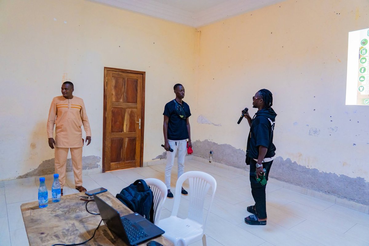 forcensenegal's tweet photo. 1/4 Le programme @forcensenegal poursuit le déploiement de ses formations en Gestion de la relation clientèle et compétences numériques essentielles destinées aux commerçants et livreurs.

Retour en images sur les temps forts de ces formations.

#forcen #unck https://t.co/lXJaCQ2uIb
