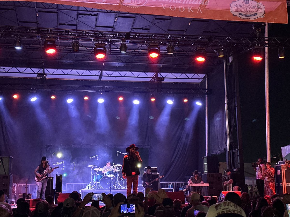 ITG885's tweet photo. Friday night rocks at CCMF with Chandler Carpenter &amp; The Reckless Souls (my fav), Cole Swindell, Whey Jennings and Luke Bryan... https://t.co/l1hiP2Eljj