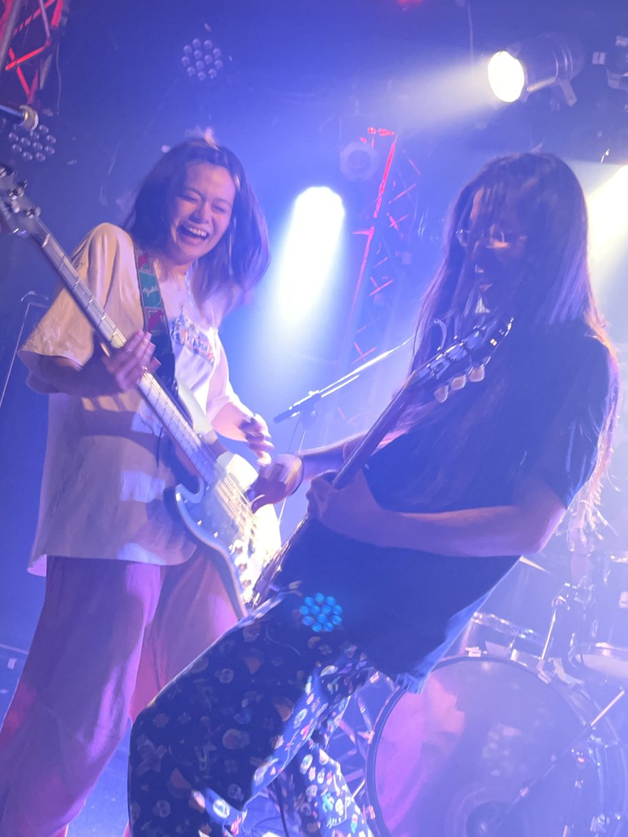 tetsu1523's tweet photo. 良い笑顔シリーズ＋頭振って弾いてた🪿ちゃん！いやほんとこういうライブ写真めちゃくちゃ好きやねんな〜（自分で撮れてとても嬉しい☺️）何回も見直してる✨ https://t.co/BCPBiHJHJT