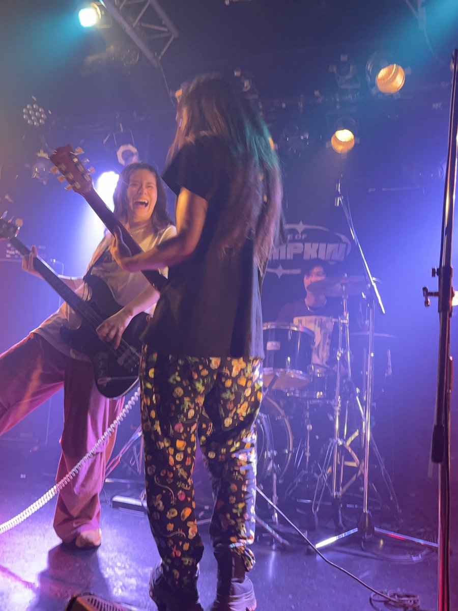 tetsu1523's tweet photo. 良い笑顔シリーズ＋頭振って弾いてた🪿ちゃん！いやほんとこういうライブ写真めちゃくちゃ好きやねんな〜（自分で撮れてとても嬉しい☺️）何回も見直してる✨ https://t.co/BCPBiHJHJT