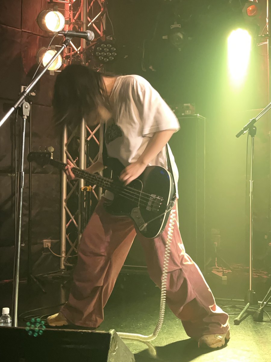 tetsu1523's tweet photo. 良い笑顔シリーズ＋頭振って弾いてた🪿ちゃん！いやほんとこういうライブ写真めちゃくちゃ好きやねんな〜（自分で撮れてとても嬉しい☺️）何回も見直してる✨ https://t.co/BCPBiHJHJT