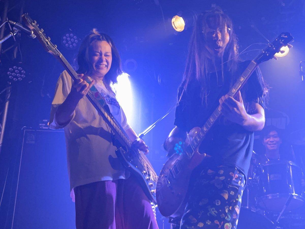 tetsu1523's tweet photo. 良い笑顔シリーズ＋頭振って弾いてた🪿ちゃん！いやほんとこういうライブ写真めちゃくちゃ好きやねんな〜（自分で撮れてとても嬉しい☺️）何回も見直してる✨ https://t.co/BCPBiHJHJT