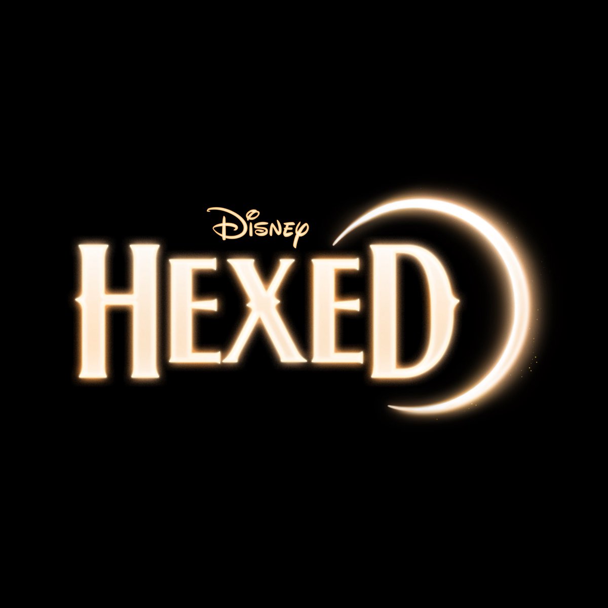 almanaquedisney's tweet photo. 🚨 E TEMOS O NOME DA VERSÃO BRASILEIRA!

‘Hexed’, novo filme de animação da Disney Animation, vai se chamar ‘ENFEITIÇADAS: BEM VINDOS A HEXE’ aqui no Brasil.

Hexe é o nome do mundo de magia presente no filme. A informação está disponível no Portal Exibidor e no FilmeB, que cobrem o mercado de cinema.

A divulgação do nome em português fortalece a teoria de que o primeiro trailer está próximo.