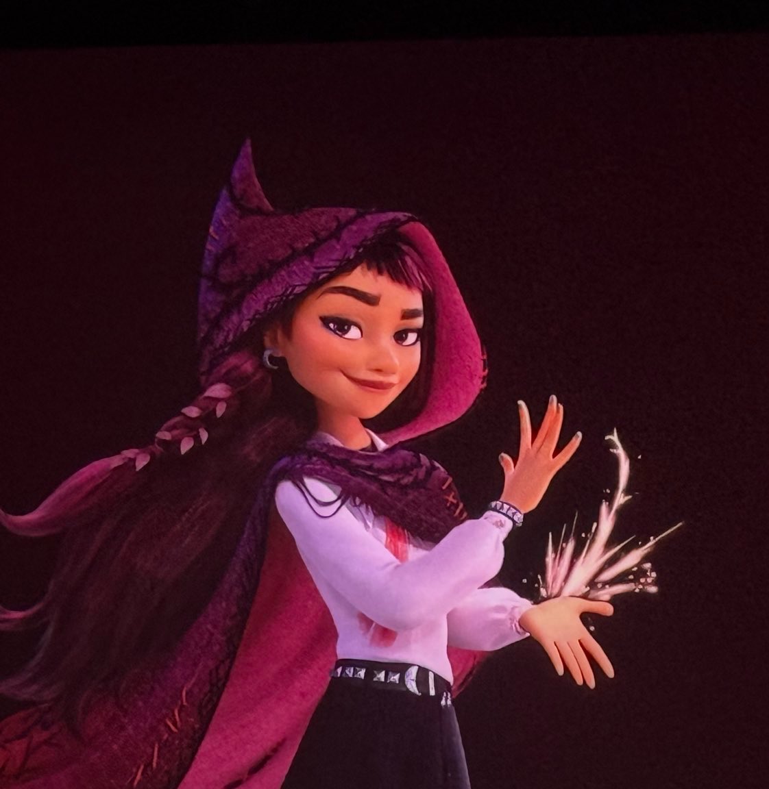 almanaquedisney's tweet photo. 🚨 E TEMOS O NOME DA VERSÃO BRASILEIRA!

‘Hexed’, novo filme de animação da Disney Animation, vai se chamar ‘ENFEITIÇADAS: BEM VINDOS A HEXE’ aqui no Brasil.

Hexe é o nome do mundo de magia presente no filme. A informação está disponível no Portal Exibidor e no FilmeB, que cobrem o mercado de cinema.

A divulgação do nome em português fortalece a teoria de que o primeiro trailer está próximo.