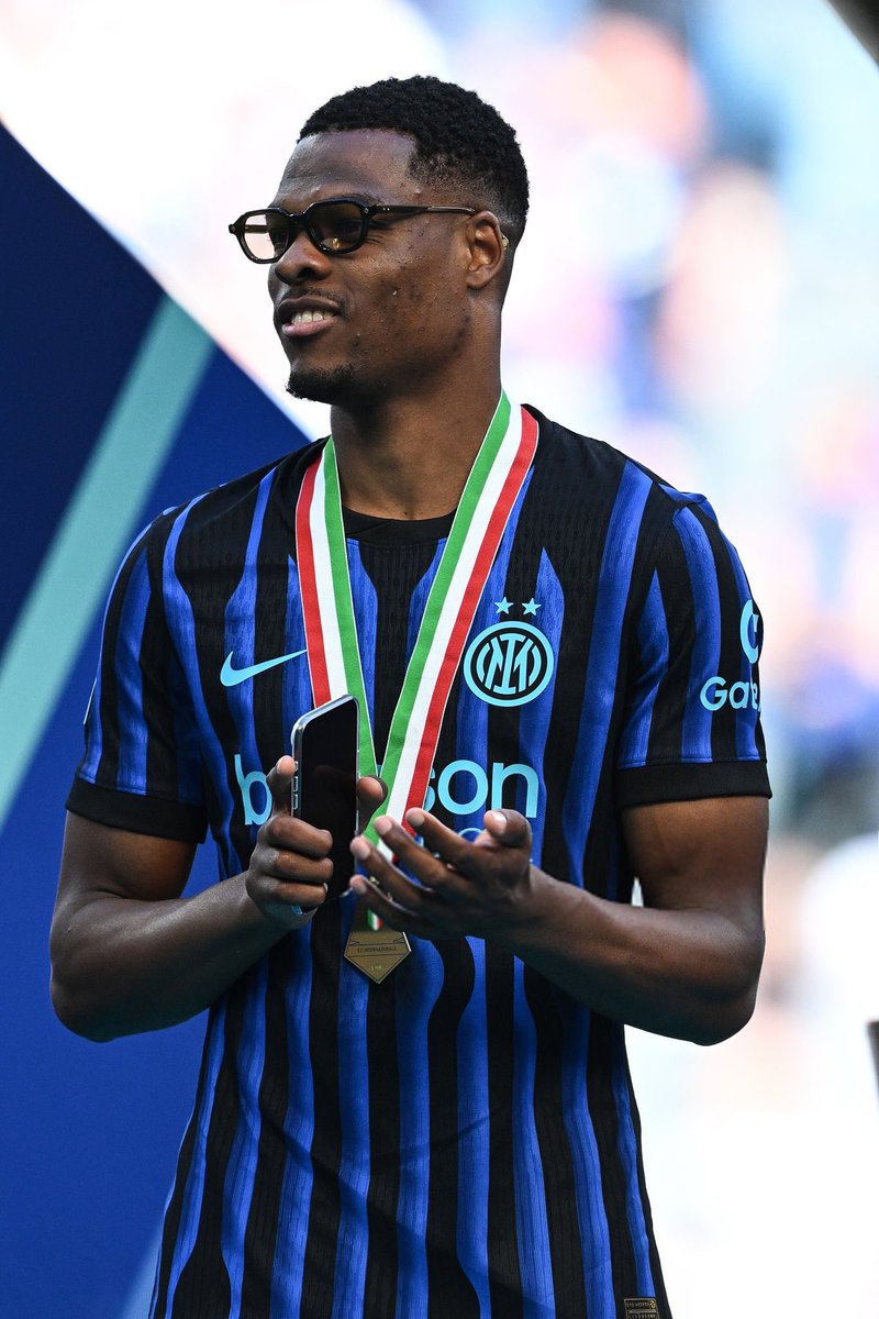 futbolnamass's tweet photo. ⚽🤍🚨 𝗙𝗟𝗢𝗥𝗘𝗡𝗧𝗜𝗡𝗢 𝗣𝗘́𝗥𝗘𝗭 𝗬𝗔 𝗧𝗜𝗘𝗡𝗘 𝗧𝗥𝗘𝗦 𝗙𝗜𝗖𝗛𝗔𝗝𝗘𝗦 𝗖𝗘𝗥𝗥𝗔𝗗𝗢𝗦 𝗣𝗔𝗥𝗔 𝗘𝗟 𝗥𝗘𝗔𝗟 𝗠𝗔𝗗𝗥𝗜𝗗

🗳️ Tras ser reelegido como presidente del Real Madrid CF, Florentino Pérez ya habría asegurado tres incorporaciones de cara a la próxima temporada.

📋 Los fichajes ya cerrados serían:
1️⃣ José Mourinho regresando como entrenador del equipo
2️⃣ Ibrahima Konaté llegando como agente libre desde el Liverpool
3️⃣ Denzel Dumfries procedente del Inter de Milán

💰 Además, el club blanco prepararía una oferta de 150 millones de euros para el próximo martes por una estrella mundial aún sin confirmar.

👀 La gran incógnita sigue en el aire: ¿quién será el nuevo galáctico del Real Madrid?

⸻

⚽🤍🚨 𝗙𝗟𝗢𝗥𝗘𝗡𝗧𝗜𝗡𝗢 𝗣𝗘́𝗥𝗘𝗭 𝗛𝗔𝗦 𝗧𝗛𝗥𝗘𝗘 𝗗𝗘𝗔𝗟𝗦 𝗔𝗟𝗥𝗘𝗔𝗗𝗬 𝗗𝗢𝗡𝗘 𝗔𝗧 𝗥𝗘𝗔𝗟 𝗠𝗔𝗗𝗥𝗜𝗗

🗳️ After being re-elected as president of Real Madrid CF, Florentino Pérez has already secured three signings for next season.

📋 The completed deals would be:
1️⃣ José Mourinho back as the head coach
2️⃣ Ibrahima Konaté arriving on a free transfer from Liverpool
3️⃣ Denzel Dumfries coming from Inter Milan

💰 In addition, Real Madrid are preparing a €150 million bid next Tuesday for an undisclosed world-class superstar.

👀 The big question remains: who will be the next Galáctico?

#florentinopérez #realmadrid #football #futbolnamass