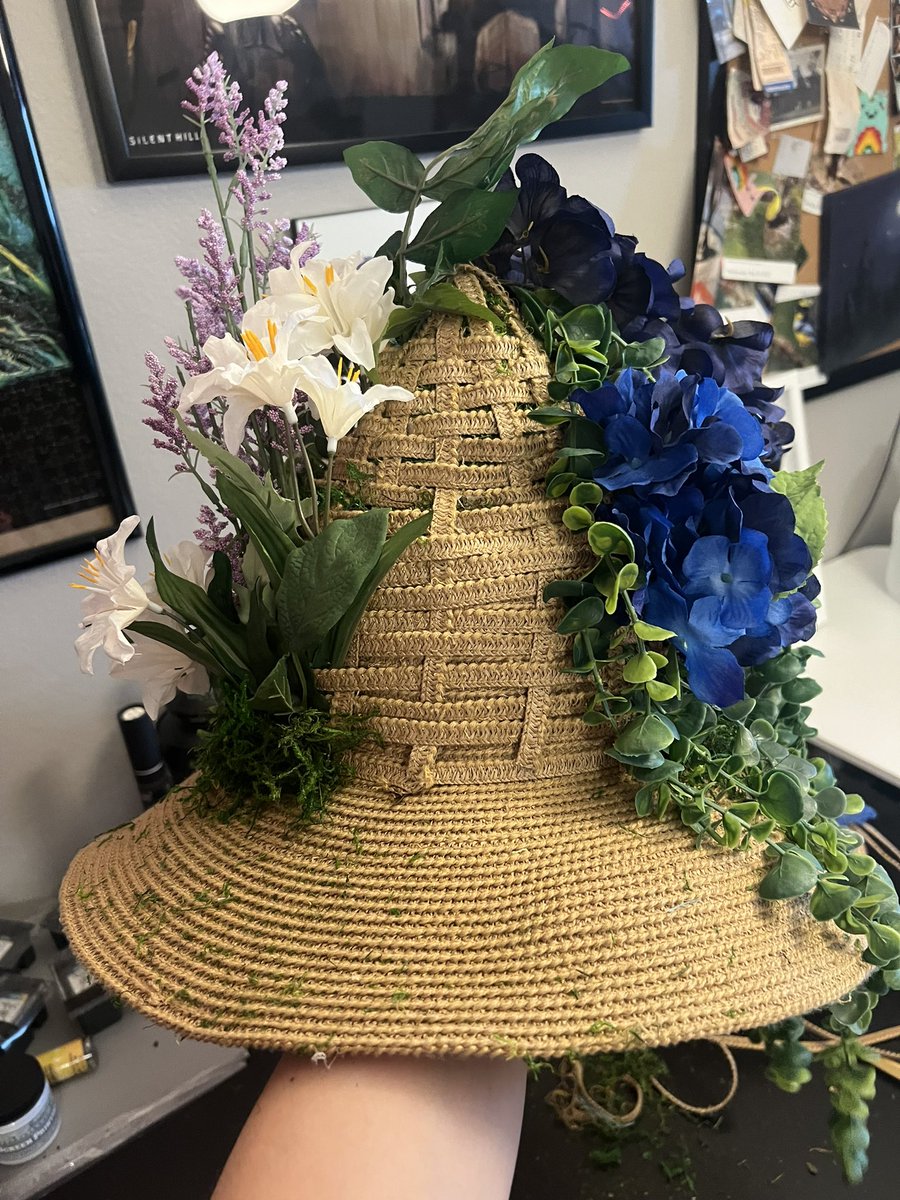 Hexamis_'s tweet photo. Finished making the most WHIMSICAL witch hat ever!! https://t.co/Js7R2ymL9b