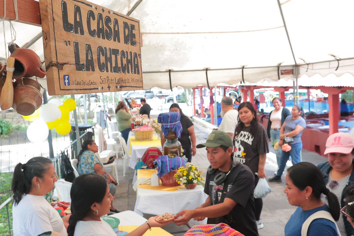 VICEMIPYME's tweet photo. Estamos en el segundo día del III Festival del Tayuyo y la Chicha Sampedrana, ven a la Plazuela de San Pedro Las Huertas, Antigua Guatemala. 

El Viceministerio de Desarrollo de la MIPYME impulsa el crecimiento del sector productivo del país.  

#GuatemalaProduceTodoLoBueno https://t.co/9vMps4sEh0