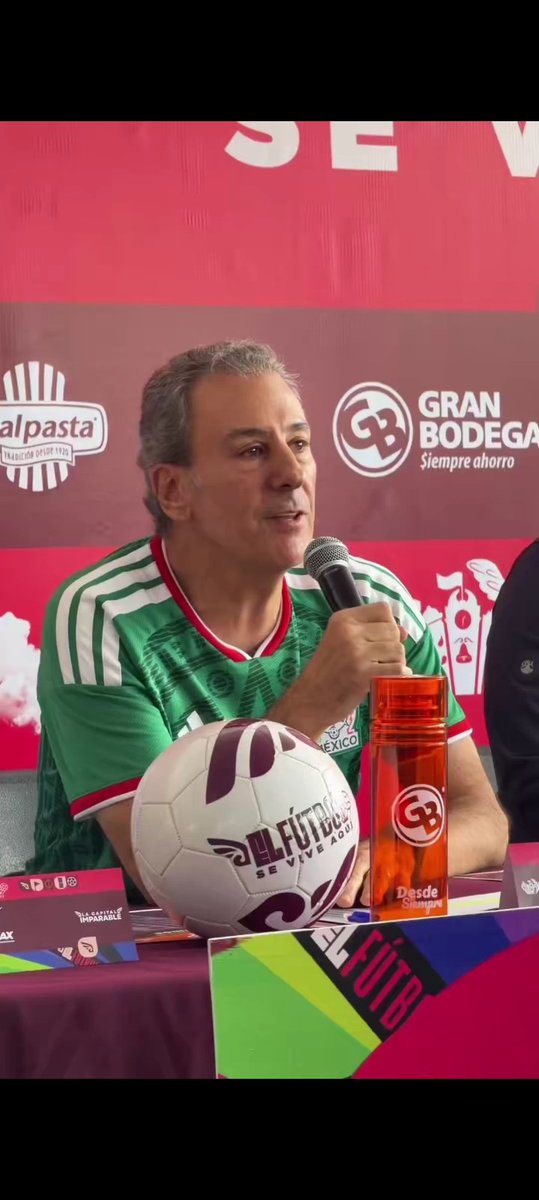 HugoRodrig1611's tweet photo. @pepechedrauimx @PueblaAyto Excelente iniciativa para acercar la pasión por el fútbol a toda la ciudadanía. Seguro será una experiencia inolvidable para chicos y grandes. 🎉🙌 https://t.co/zmYPlPdQU6