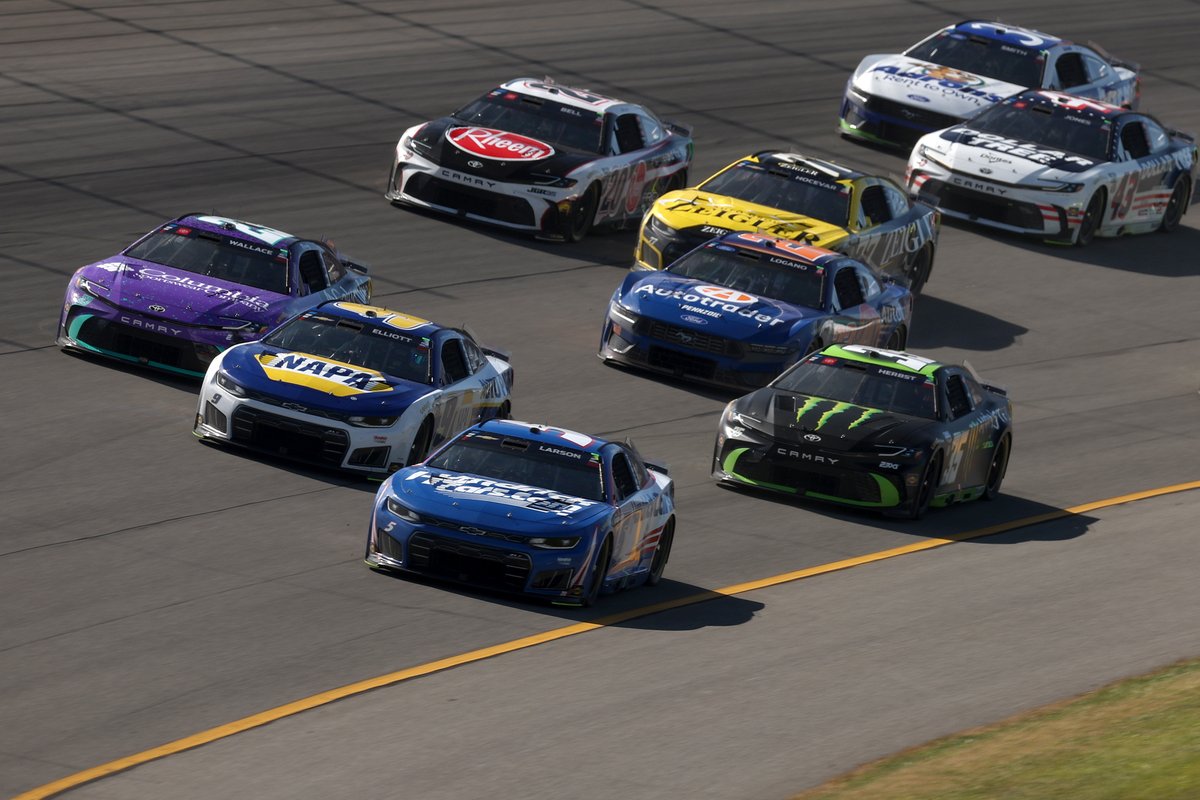 NASCARInsights's tweet photo. Laps led by manufacturer at Michigan:

Chevrolet - 112
Toyota - 88
Ford - 0

This was the first time Ford did not lead a lap in a Michigan Cup race since June 1983, 81 Michigan races ago. https://t.co/6C4H3v21wM