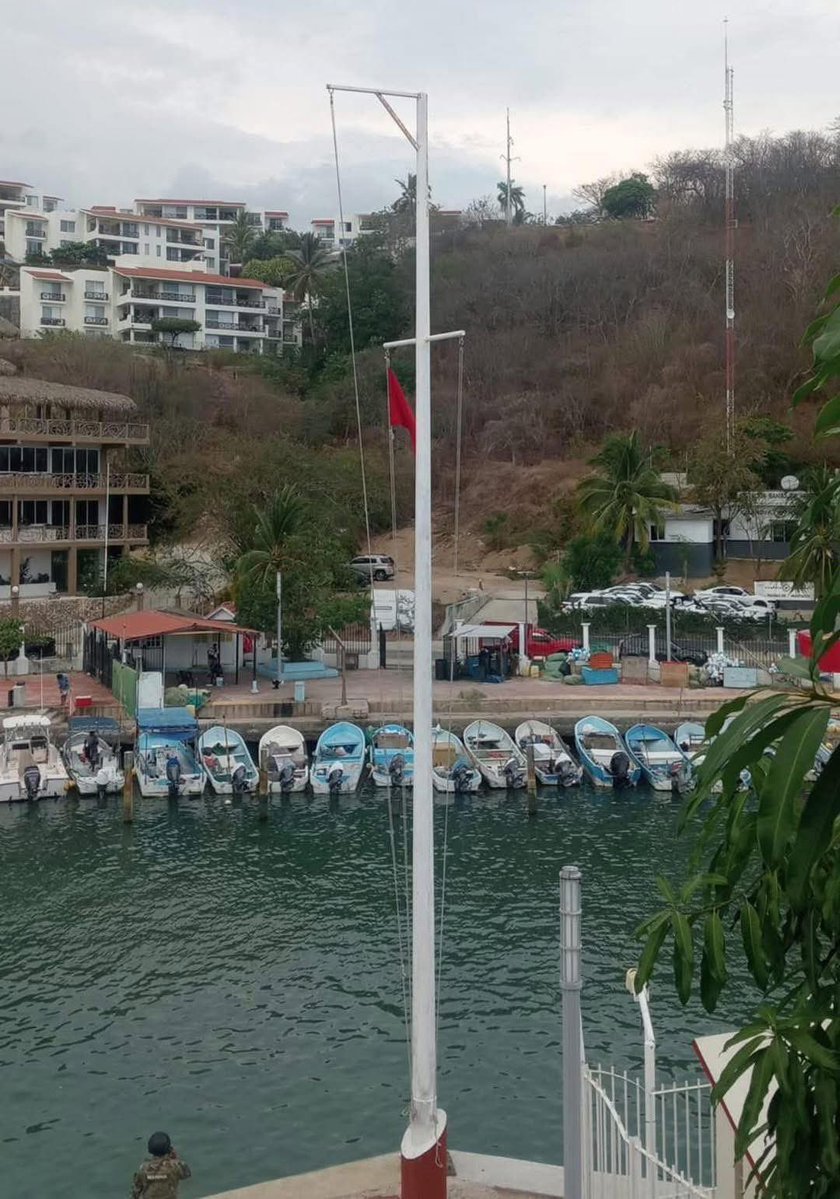 rasgadorusvel's tweet photo. Cierran a la navegación los Puertos de Salina Cruz, Pto Escondido, Pto Ángel y Huatulco como medida preventiva ante el temporal de lluvias, el fenómeno de mar de fondo y la presencia de la Depresión Tropical Dos-E
@UnoNoticias @AztecaNoticias @JPSolisM @karlaiberia @MVSNoticias https://t.co/xXCH9seZcr