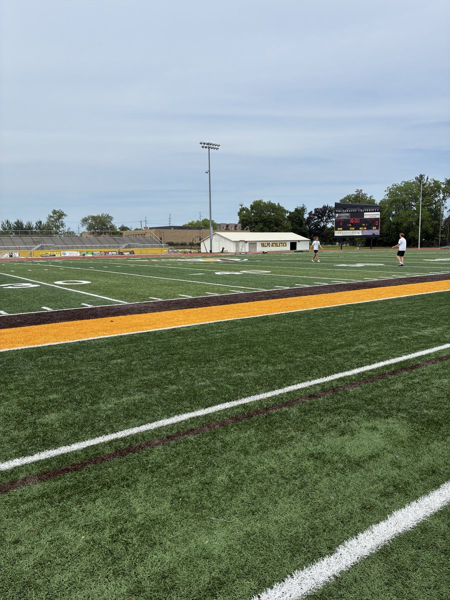 RockyGreen06's tweet photo. Had a great time competing at @valpoufootball . Thank you for having me out! I can’t wait to get back on campus. @CoachWaddle @CoachGeiger_ @CoachFeltrop @EDGYTIM @PrepRedzoneIL @CoachBigPete @mwfbrecruiting https://t.co/ZphQC6o2e8