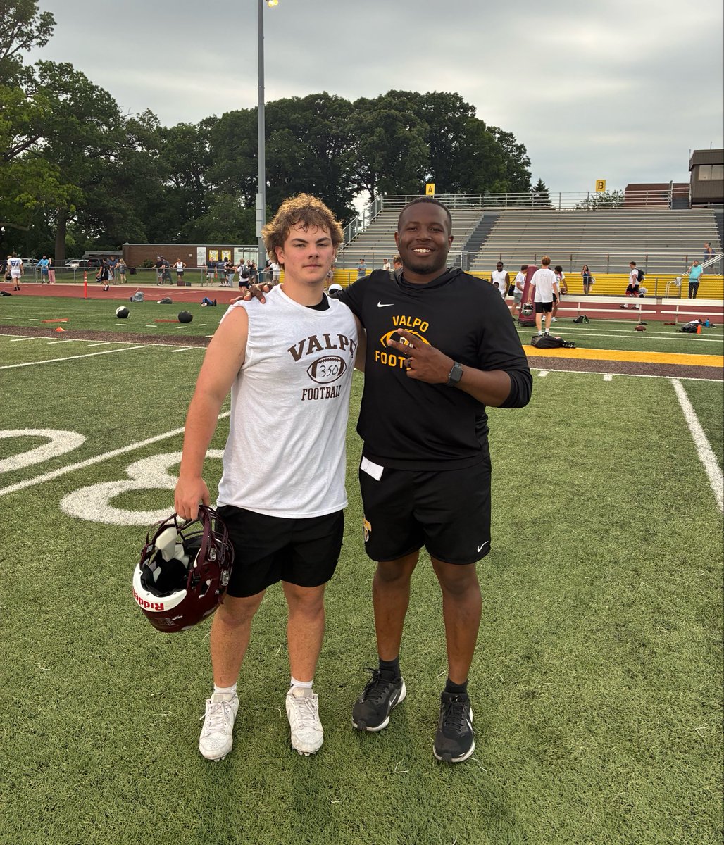RockyGreen06's tweet photo. Had a great time competing at @valpoufootball . Thank you for having me out! I can’t wait to get back on campus. @CoachWaddle @CoachGeiger_ @CoachFeltrop @EDGYTIM @PrepRedzoneIL @CoachBigPete @mwfbrecruiting https://t.co/ZphQC6o2e8