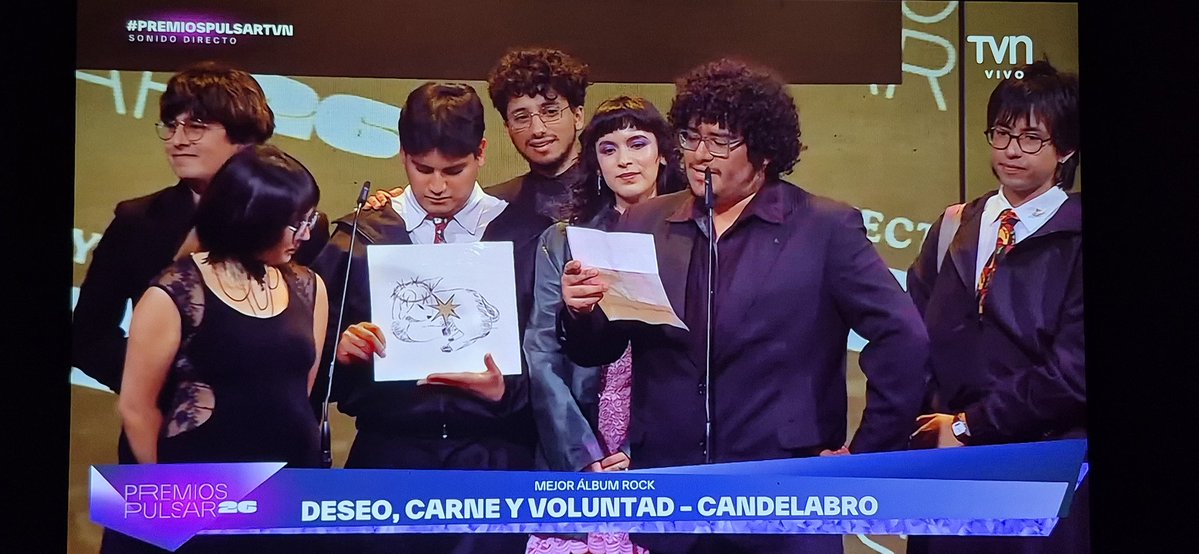 rodrigoFVV0's tweet photo. #PremiosPulsarTVN candelabro rock??? Jajaaja no gueven po cabros https://t.co/GOoNEFCAcn