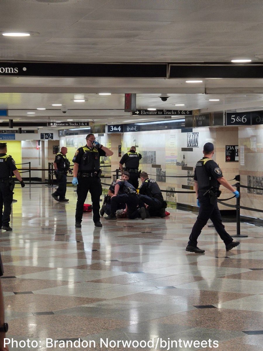 AZ_Intel_'s tweet photo. BREAKING: 5 people injured in stabbing at Penn Station in New York City. - Citizen https://t.co/SEpjgkTzyR