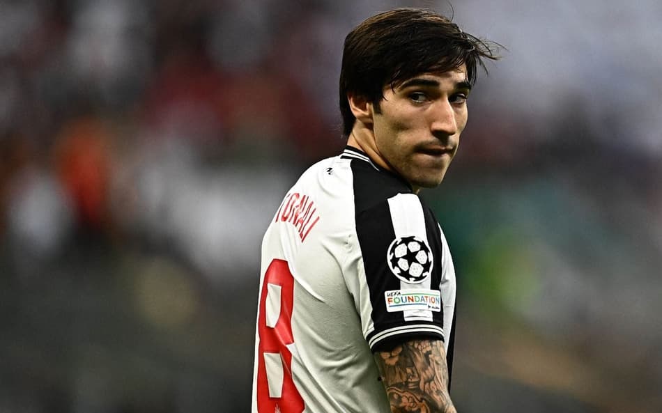 RedArmyBrasil's tweet photo. 🚨 Sandro Tonali quer deixar o Newcastle neste verão e sua única rota para isso é um rival de Premier League. Se o City assinar com Elliot Anderson, eles saem da briga. Pode ser que Old Trafford se torne o seu destino mais provável.

O Newcastle está numa posição financeira forte após a venda de Anthony Gordon, então Tonali precisará forçar esta questão para conseguir sua transferência.

@ManUtdMEN