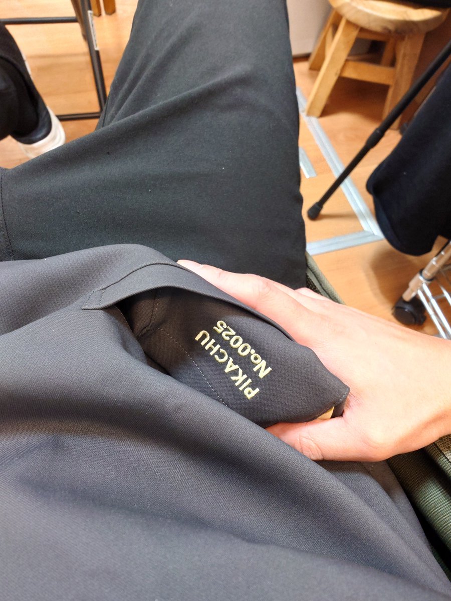 yvleonid's tweet photo. ポケモンコラボのスクラブに新調！
ピカチュウと自撮り⚡️
クオリティも高いし細部まで凝っていてかわいい！
子どもたちも喜ぶかな？🙂 https://t.co/BteqGz4tiD
