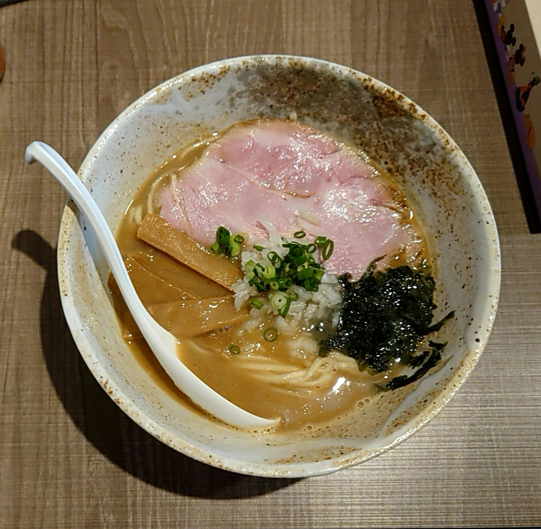 TAISHI_RAMEN8's tweet photo. 『東大和ラーメン大冬樹 -Season 2-』さん
限定
「海老マグロ白湯ラーメン￥1300」
O氏と訪問🛵
到着と同時に香る海老のにおい。
スープを啜るとガッツリ海老。
マグロベースでありながら海老が強いスープで贅沢な味わいです。
合わさる滑らか平打ち麺も良き。
大冬樹さんの皆様御馳走様でした🙏

#超超超美味