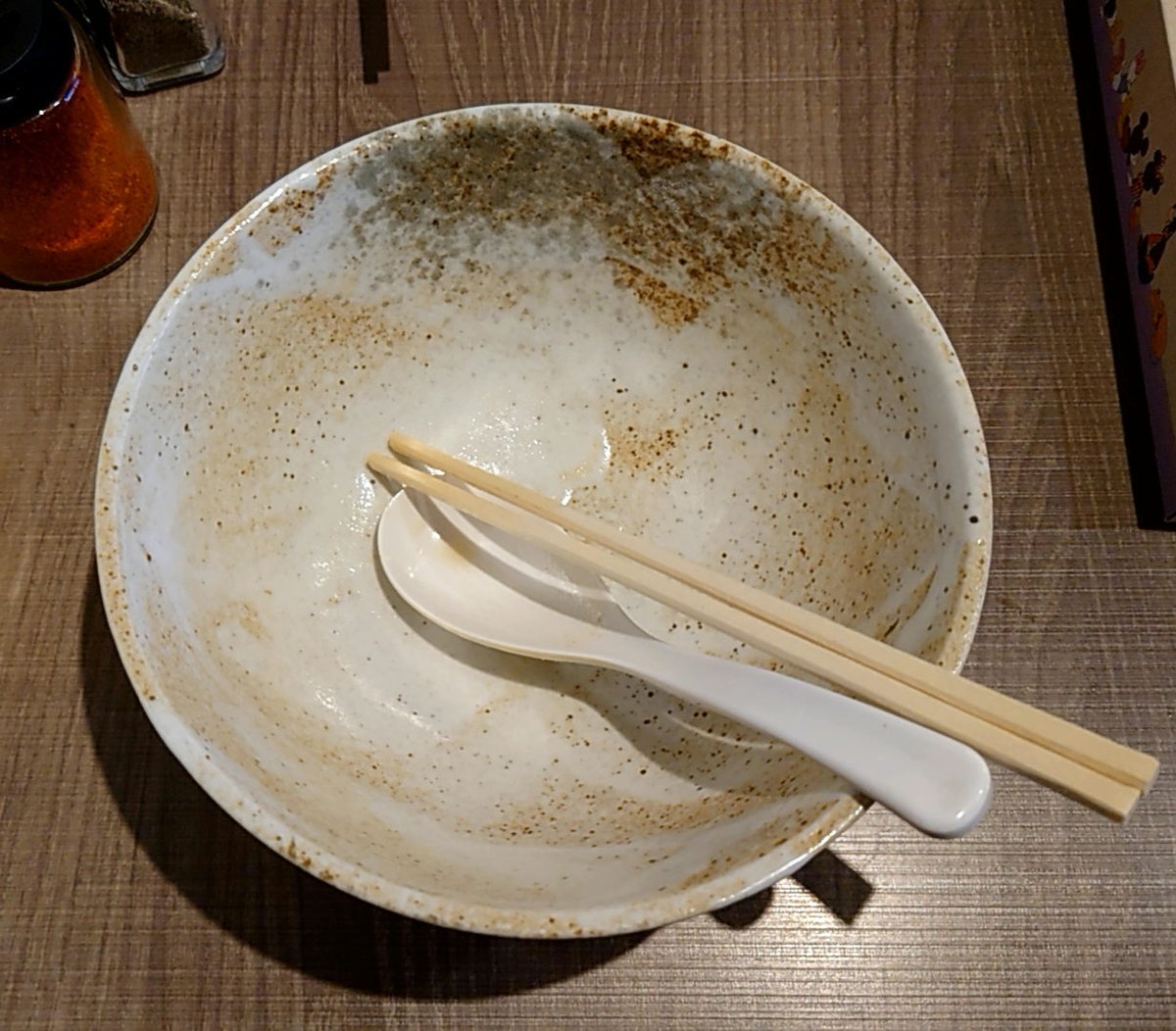 TAISHI_RAMEN8's tweet photo. 『東大和ラーメン大冬樹 -Season 2-』さん
限定
「海老マグロ白湯ラーメン￥1300」
O氏と訪問🛵
到着と同時に香る海老のにおい。
スープを啜るとガッツリ海老。
マグロベースでありながら海老が強いスープで贅沢な味わいです。
合わさる滑らか平打ち麺も良き。
大冬樹さんの皆様御馳走様でした🙏

#超超超美味