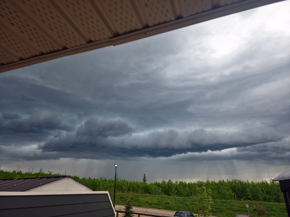 Neville73C's tweet photo. #ymm beautiful summer storms 🌩 @BadWeatherKyle @BenChernesky @BraydonMoreSo @HouckisPokisewx @joshclassenCTV @MorganLaidler @MurphTWN @Newfiestud_79 https://t.co/zP6USlcE5W