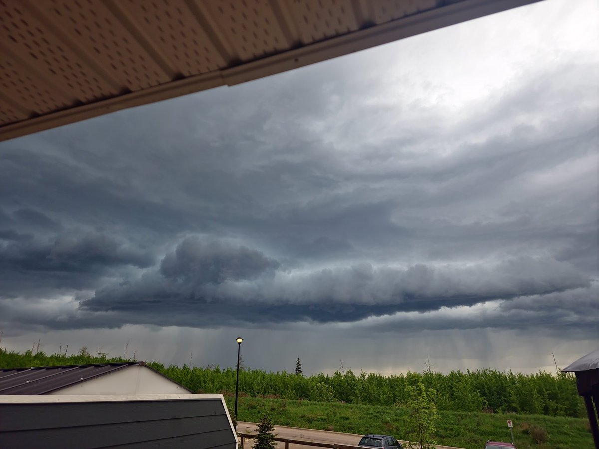 Neville73C's tweet photo. #ymm beautiful summer storms 🌩 @BadWeatherKyle @BenChernesky @BraydonMoreSo @HouckisPokisewx @joshclassenCTV @MorganLaidler @MurphTWN @Newfiestud_79 https://t.co/zP6USlcE5W