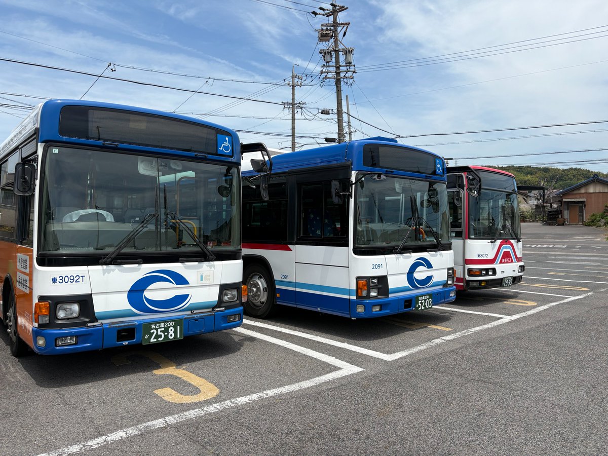 chitabus_jp's tweet photo. こんにちは😃#知多バス です🚌

昨日から東海地方も #梅雨入り をしました☂️この時期は、高温多湿による熱中症・食中毒に注意し、室温湿度管理・こまめな水分補給・食品の衛生管理を徹底することが重要です⚠️

#今日の一枚
ある昼の風景🖐️東海営業所の車庫です。やっぱり知多バスカラーはいいですね😄 https://t.co/fGPqeBvRtt