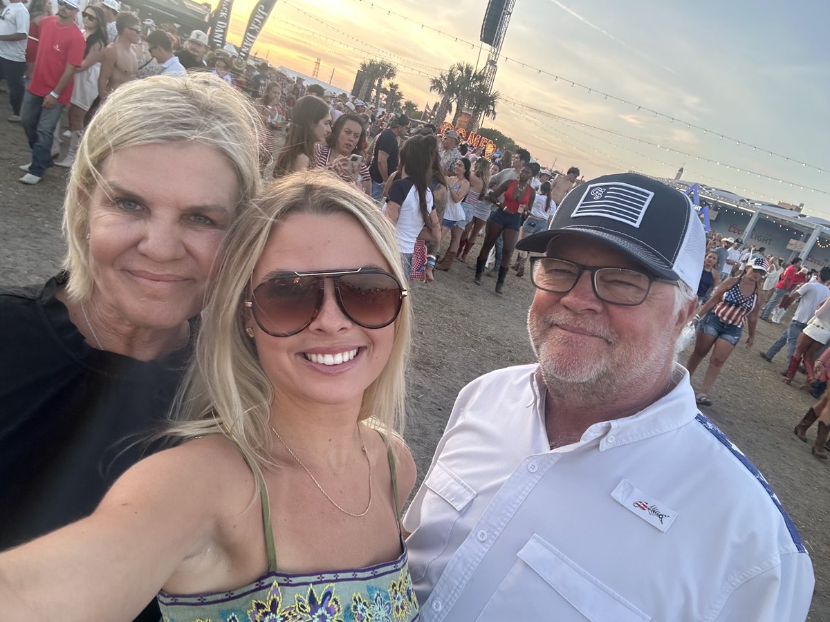 ITG885's tweet photo. Family fun at CCMF Saturday night with Mary Kutter and goin out with a bang and Blake Shelton... https://t.co/MxPiF32jnR