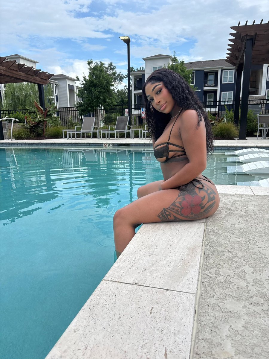 kisterrr's tweet photo. summer time fine. 🌴 https://t.co/8gu83IsV56