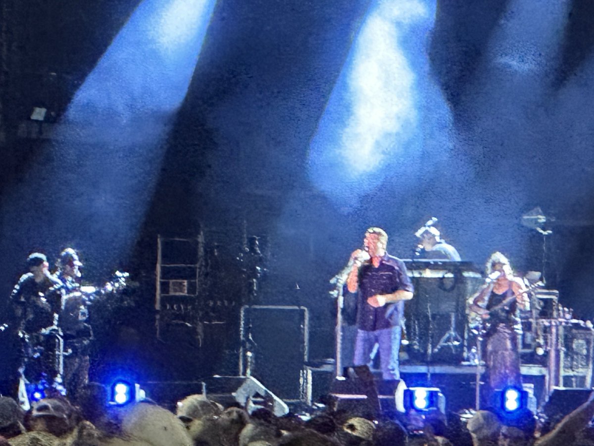 ITG885's tweet photo. Family fun at CCMF Saturday night with Mary Kutter and goin out with a bang and Blake Shelton... https://t.co/MxPiF32jnR