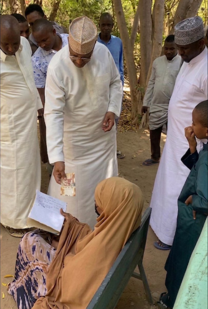 Elmoge007's tweet photo. Gov @Nathif_J_Adam appears to have reacted out of frustration. However, giving 1k to a sick mum was not a meaningful or dignified gesture. The least you could have done was to direct your team to assist her properly instead of causing embarrassment. Anyway, #SHAisWorking https://t.co/SvzTduQkdW