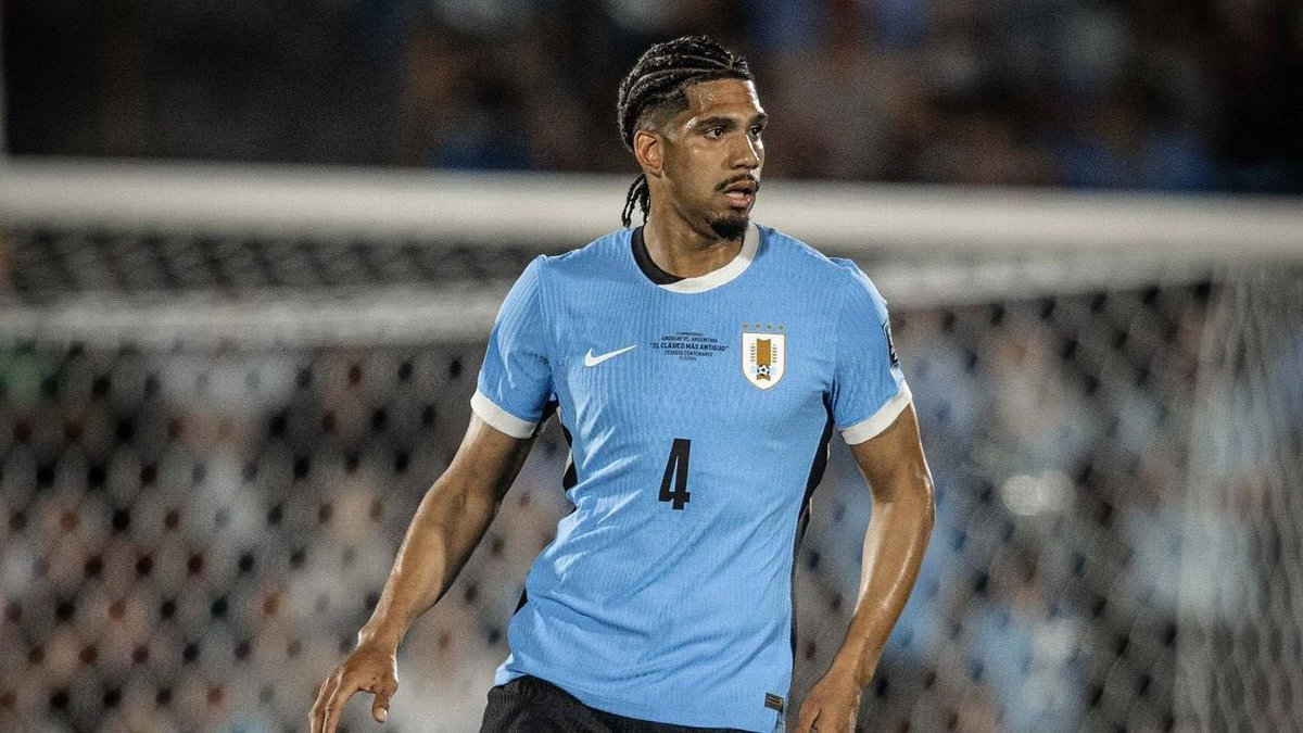 Sport890's tweet photo. #AHORA | Informa @RodriVazquez95 en Sport 890.

Ronald Araujo en viaje a España para someterse a un tratamiento urgente por la contractura sufrida días atrás.

Se sumará directamente a la concentración en Playa del Carmen y el objetivo es que pueda estar en el debut por el #Mundial890 ante Arabia.